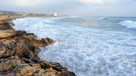 Foto de En invierno, Ayia Napa, Chipre se transforma en un refugio pacífico. Disfrute de un clima templado, playas poco concurridas y un ambiente sereno. Es un momento perfecto para una escapada tranquila y la exploración. - Imagen libre de derechos