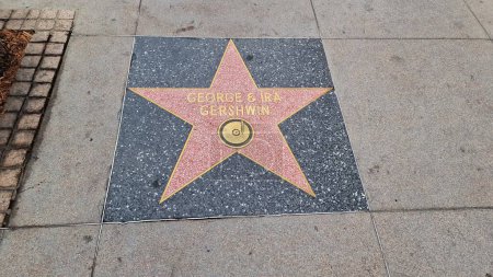 Foto de Star of Gershwin, Hollywood Boulevard and the Walk of Fame form an iconic cultural landmark in Los Angeles, California, where the glitz and glamour of the entertainment industry converge, adorned with the names and stars of legendary personalities - Imagen libre de derechos