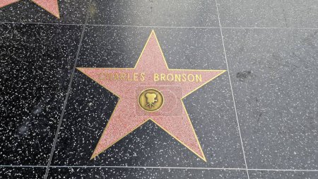 Foto de Hollywood Boulevard y el Paseo de la Fama forman un hito cultural icónico en Los Ángeles, California, donde convergen el brillo y el glamour de la industria del entretenimiento, adornado con los nombres y estrellas de personalidades legendarias - Imagen libre de derechos