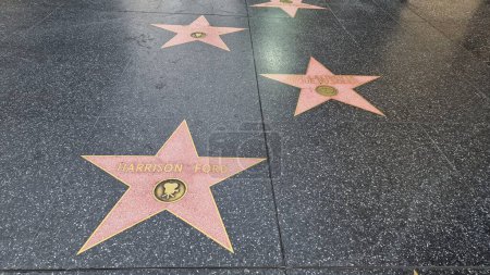 Foto de Hollywood Boulevard y el Paseo de la Fama forman un hito cultural icónico en Los Ángeles, California, donde convergen el brillo y el glamour de la industria del entretenimiento, adornado con los nombres y estrellas de personalidades legendarias - Imagen libre de derechos
