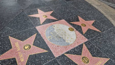 Téléchargez les photos : Hollywood Boulevard et le Walk of Fame forment un monument culturel emblématique à Los Angeles, en Californie, où les paillettes et le glamour de l'industrie du divertissement convergent, orné des noms et des étoiles de personnalités légendaires - en image libre de droit