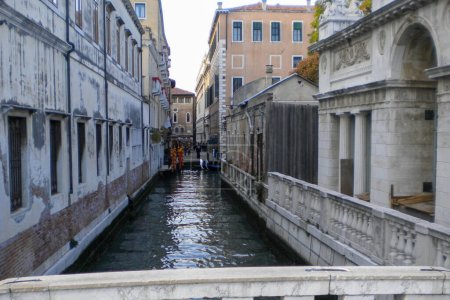 Téléchargez les photos : Le Grand Canal de Venise, avec sa voie navigable sinueuse emblématique flanquée de bâtiments historiques et son activité animée, incarne le charme et l'attrait de la ville enchanteresse de Venise. - en image libre de droit