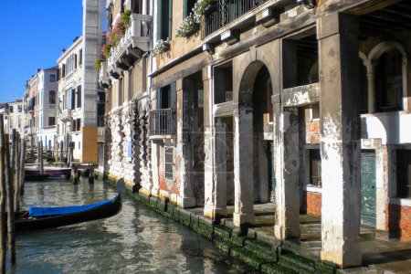 Téléchargez les photos : Le Grand Canal de Venise, avec sa voie navigable sinueuse emblématique flanquée de bâtiments historiques et son activité animée, incarne le charme et l'attrait de la ville enchanteresse de Venise. - en image libre de droit