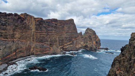 Die Halbinsel Saint Laurent auf Madeira ist eine atemberaubende natürliche Enklave, die für ihre schroffen Klippen und atemberaubenden Küstenaussichten bekannt ist. Besucher strömen an diesen malerischen Ort, um die Schönheit des Atlantiks zu genießen.