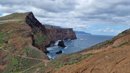La península de Saint Laurent, en la isla de Madeira, es un impresionante enclave natural, famoso por sus escarpados acantilados y sus impresionantes vistas costeras. Los visitantes acuden a este pintoresco lugar para sumergirse en la belleza del Océano Atlántico.