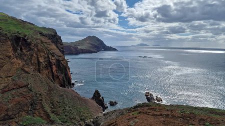 La península de Saint Laurent, en la isla de Madeira, es un impresionante enclave natural, famoso por sus escarpados acantilados y sus impresionantes vistas costeras. Los visitantes acuden a este pintoresco lugar para sumergirse en la belleza del Océano Atlántico.