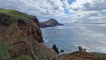 Die Halbinsel Saint Laurent auf Madeira ist eine atemberaubende natürliche Enklave, die für ihre schroffen Klippen und atemberaubenden Küstenaussichten bekannt ist. Besucher strömen an diesen malerischen Ort, um die Schönheit des Atlantiks zu genießen.