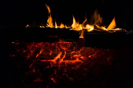 Téléchargez les photos : Photo des étincelles en direct-charbons ardents brûlant - en image libre de droit