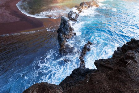 Téléchargez les photos : Plage hawaïenne avec sable rouge - en image libre de droit