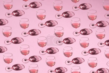 Foto de Copa de champán con bebida en el fondo rosa. Idea de celebración de Navidad y Año Nuevo. Patrón creativo. - Imagen libre de derechos