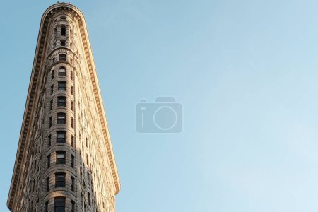 Foto de NUEVA YORK, EE.UU. - 19 de marzo de 2018: Fachada de edificio de hierro plano el 19 de marzo de 2018. Completado en 1902, se considera uno de los primeros rascacielos construidos. Foto de alta calidad - Imagen libre de derechos
