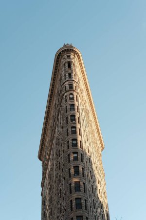 Foto de NUEVA YORK, EE.UU. - 19 de marzo de 2018: Fachada de edificio de hierro plano el 19 de marzo de 2018. Completado en 1902, se considera uno de los primeros rascacielos construidos. Foto de alta calidad - Imagen libre de derechos