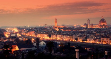 Blick auf Florenz vom Piazzale Michelangelo, Florenz, Toskana bei Sonnenuntergang mit Blick auf den Dom. Hochwertiges Foto
