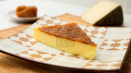 Foto de Cheesecake with quince and pistachio topping. - Imagen libre de derechos