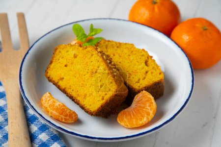 Foto de Tangerine cake with fresh fruit. - Imagen libre de derechos
