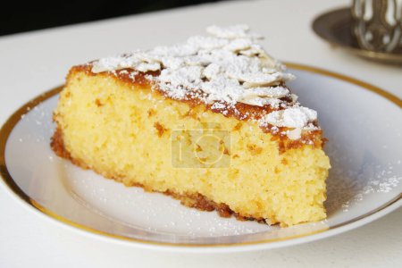 Foto de Delicioso pastel de esponja con almendras y azúcar - Imagen libre de derechos