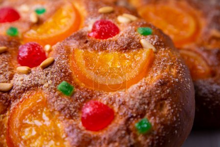 Foto de Coca de sant joan. Traditional San Juan cake to celebrate the arrival of summer in Spain made with brioche bread, candied fruit and nuts. - Imagen libre de derechos
