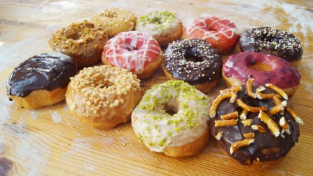Foto de Un donut, también llamado donut, rosquilla, donut, rosetón, rosca, berlin o berlin, es un panecillo dulce que tradicionalmente se fríe en grasa de cerdo.. - Imagen libre de derechos
