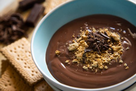 Foto de Natillas de chocolate caseras hechas con cacao puro. - Imagen libre de derechos