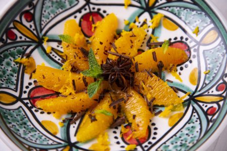 Foto de Naranjas especiadas con clavo y canela servidas con miel orgánica y chocolate rallado. - Imagen libre de derechos
