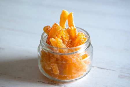 Téléchargez les photos : Bâtonnets d'orange confits dans du sucre servi dans un verre. - en image libre de droit
