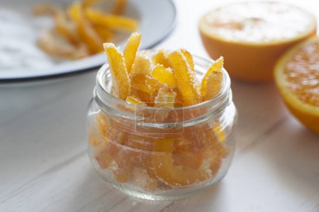 Foto de Palitos de naranja enlatados en azúcar servidos en un vaso. - Imagen libre de derechos