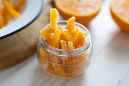 Foto de Palitos de naranja enlatados en azúcar servidos en un vaso. - Imagen libre de derechos