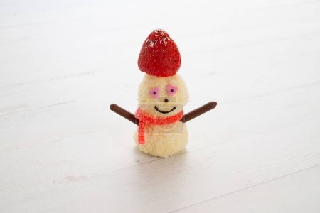 Téléchargez les photos : Snowmen made with white chocolate and coconut bonbons. - en image libre de droit