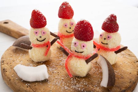 Téléchargez les photos : Snowmen made with white chocolate and coconut bonbons. - en image libre de droit