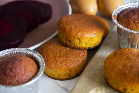 Téléchargez les photos : Muffins de betteraves. Recette de dessert végétalien. - en image libre de droit