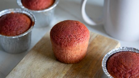 Téléchargez les photos : Beet muffins. Vegan dessert recipe. - en image libre de droit