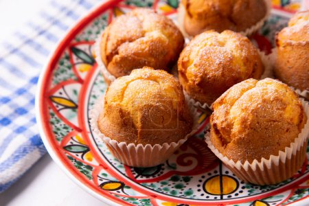 Téléchargez les photos : Muffins faits maison avec oeuf et miel. - en image libre de droit