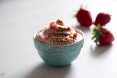 Téléchargez les photos : Strawberry Chocolate mousse is a dessert of French origin, whose base is egg white mounted until stiff, or whipped milk cream, which give it a spongy consistency. - en image libre de droit
