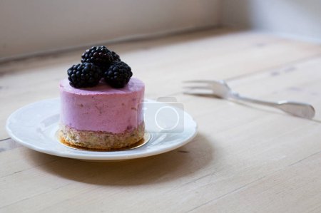 Foto de Blueberry mousse is a dessert of French origin, whose base is egg white mounted until stiff, or whipped milk cream, which give it a spongy consistency. - Imagen libre de derechos