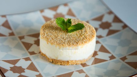 Téléchargez les photos : La mousse Cheesecake est un dessert d'origine française, dont la base est blanc d'oeuf monté jusqu'à rigidité, ou crème de lait fouettée, ce qui lui donne une consistance spongieuse. - en image libre de droit