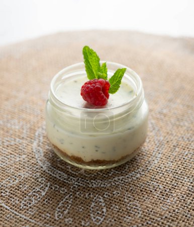 Téléchargez les photos : La mousse Cheesecake est un dessert d'origine française, dont la base est blanc d'oeuf monté jusqu'à rigidité, ou crème de lait fouettée, ce qui lui donne une consistance spongieuse. - en image libre de droit