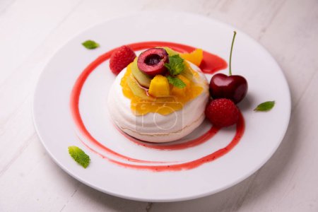 Foto de Baked meringue pie filled with fresh fruit. - Imagen libre de derechos
