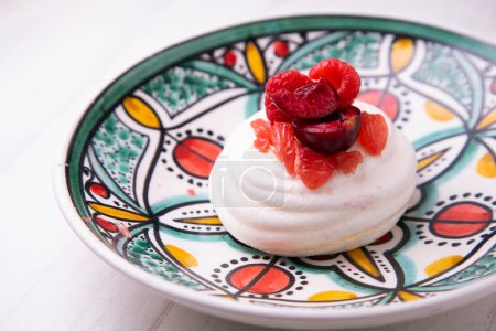 Téléchargez les photos : Baked meringue pie filled with fresh fruit. - en image libre de droit