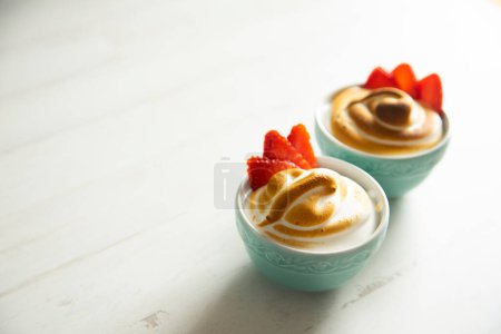 Téléchargez les photos : Meringue cuite au four aux fraises et oeuf. - en image libre de droit