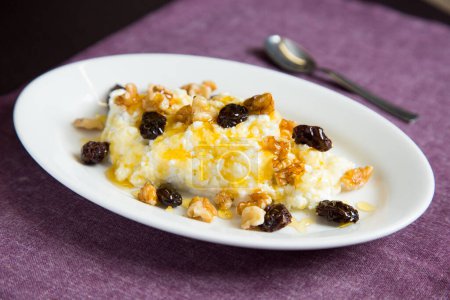 Téléchargez les photos : Mel i mato. Fromage frais au miel. Dessert typique de Catalogne en Espagne. - en image libre de droit