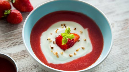 Téléchargez les photos : Bol avec yaourt grec et sauce aux fraises. - en image libre de droit