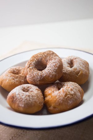 Téléchargez les photos : Traditional Spanish fried donuts made with lemon and cinnamon. - en image libre de droit