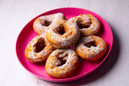 Téléchargez les photos : Donuts traditionnels espagnols frits au citron et à la cannelle. - en image libre de droit