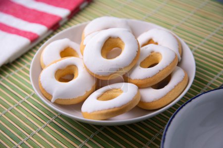 Téléchargez les photos : Donuts traditionnels espagnols frits au citron et à la cannelle. - en image libre de droit