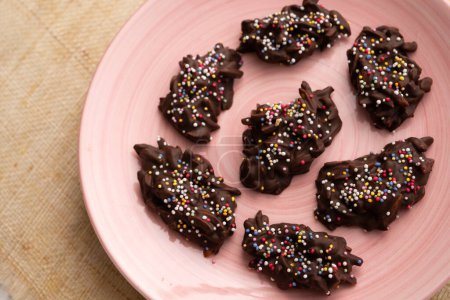 Téléchargez les photos : Chocolate rocks with toasted almonds. Traditional Spanish dessert. - en image libre de droit