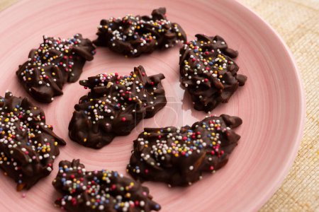 Téléchargez les photos : Chocolate rocks with toasted almonds. Traditional Spanish dessert. - en image libre de droit