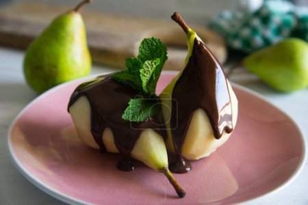 Téléchargez les photos : Pears with melted chocolate on top. - en image libre de droit