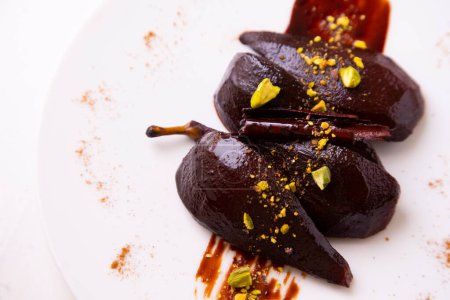 Téléchargez les photos : Pears cooked in red wine with orange. - en image libre de droit