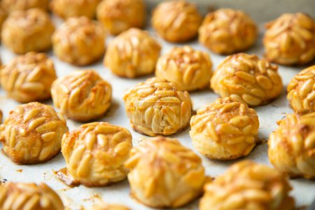 Téléchargez les photos : Penellets. Small sweets of various shapes, made from almond and potato dough, and covered with almonds or pine nuts. - en image libre de droit