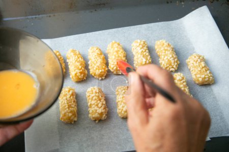 Téléchargez les photos : Penellets. Petits bonbons de différentes formes, à base d'amandes et de pâte de pommes de terre, recouverts d'amandes ou de pignons de pin. - en image libre de droit